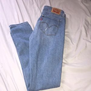 RIPPED MEDIUM WASHED LEVI JEANS